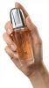 Lovely Femme флакон Парфюм Lovely Femme Aroma Ray държан в ръка