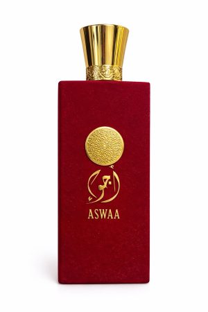 Парфюмен флакон ASWAA в бордо кадифен корпус със златна капачка на бял фон