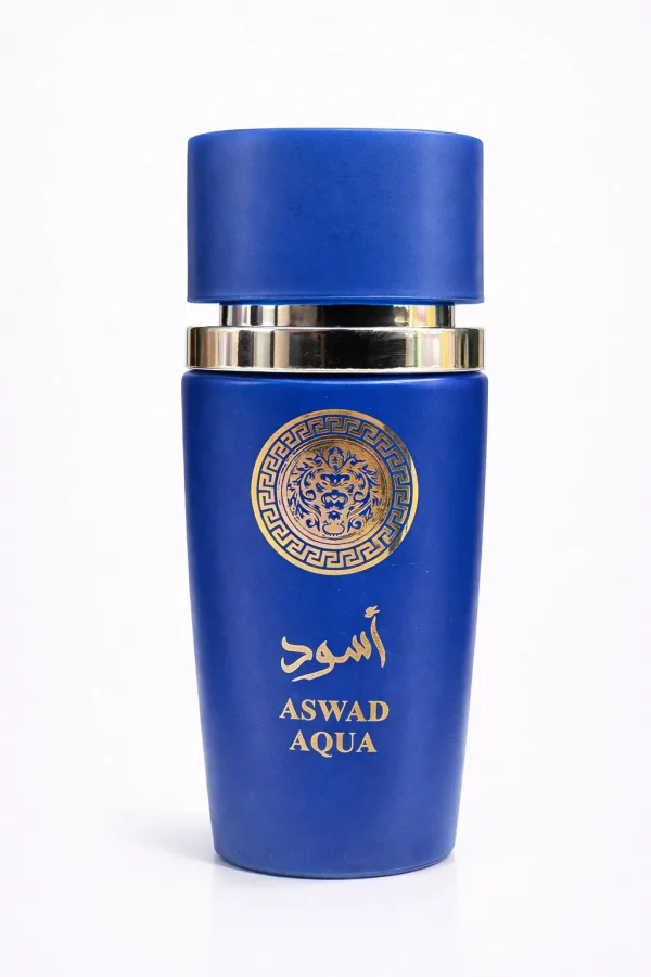 Aswad Aqua Eau de Parfum – официално изображение Aswad Aqua Eau de Parfum 100 ml – оригинален мъжки парфюм в син флакон със златни детайли на бял фон