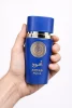 Aswad Aqua Eau de Parfum – реален размер Aswad Aqua Eau de Parfum 100 ml Manasik, показан в ръка за реална представа за размера и дизайна на флакона