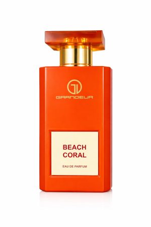 Beach Coral – бутилка Оранжева бутилка парфюм Beach Coral by Grandeur с квадратна прозрачна капачка на бял фон