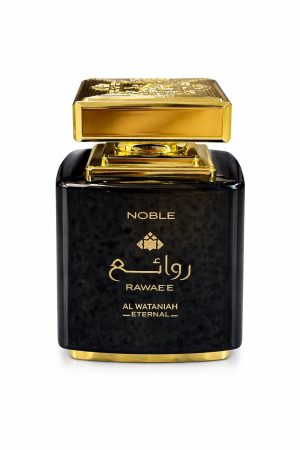 Noble Rawaee – бутилка Черна квадратна бутилка парфюм Noble Rawaee със златна капачка на бял фон