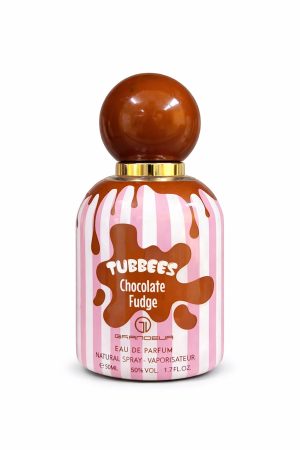 Tubbees Chocolate Fudge – бутилка Бутилка парфюм Tubbees Chocolate Fudge с кафява капачка и розово-бял етикет на бял фон