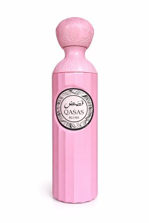 Qasas Blush – бутилка Светлорозова бутилка парфюм Qasas Blush с релефна капачка на бял фон