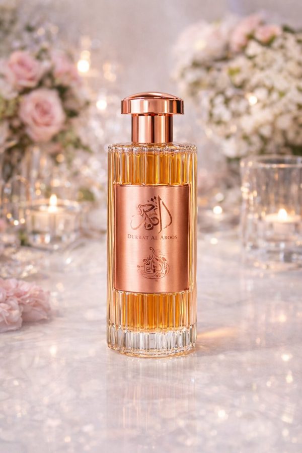 Парфюм Durrat Al Aroos Eau de Parfum в луксозна обстановка с топло осветление
