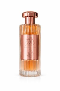 Елегантен стъклен флакон парфюм Durrat Al Aroos Eau de Parfum с прозрачен и розово-златист дизайн на бял фон