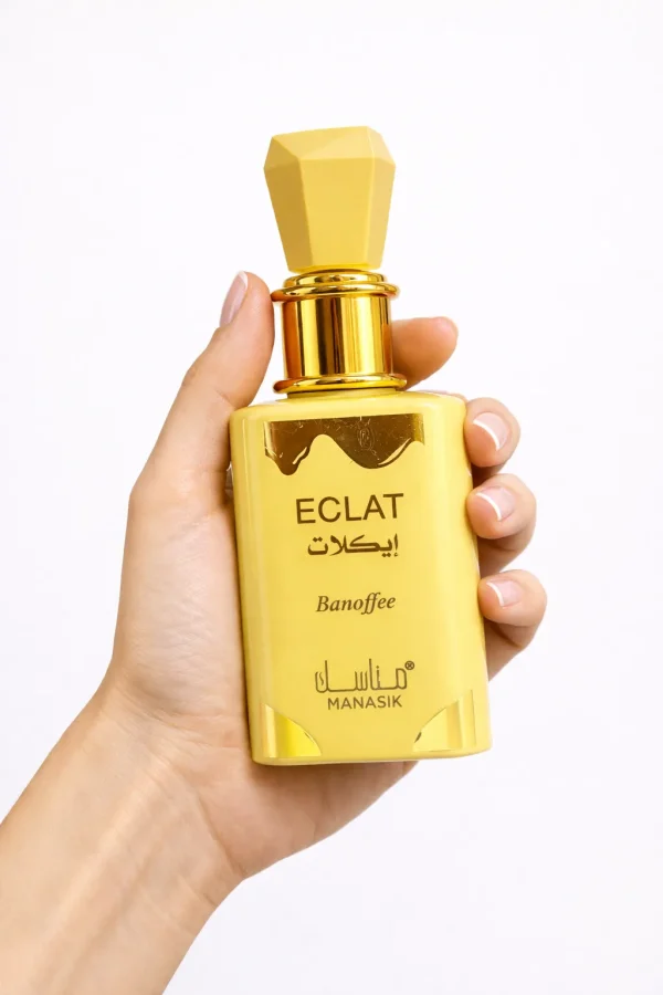 Eclat Banoffee Eau de Parfum 100 ml Manasik, показан в ръка за реална представа за размера и дизайна на флакона