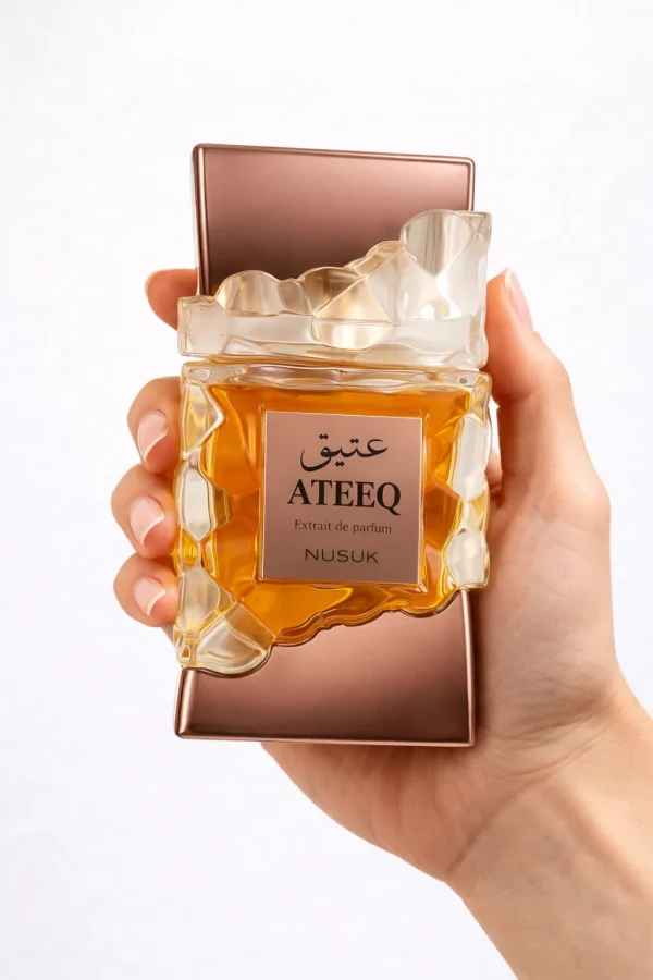 Ateeq extrait de parfum 100 ml, показан в ръка за реална представа за размера и масивния луксозен дизайн