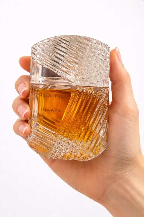Crystal Eclat eau de parfum 100 ml, показан в ръка за реална представа за размера и детайлния дизайн на бутилката
