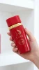 Lara Rouge – реален размер Lara Rouge eau de parfum 100 ml, показан в ръка за реална представа за размера и дизайна на бутилката