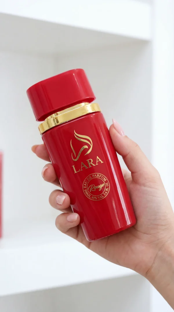 Lara Rouge – реален размер Lara Rouge eau de parfum 100 ml, показан в ръка за реална представа за размера и дизайна на бутилката