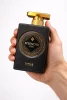 Splendid Oud – реален размер Splendid Oud eau de parfum 100 ml, показан в ръка за реална представа за размера и масивния дизайн на бутилката