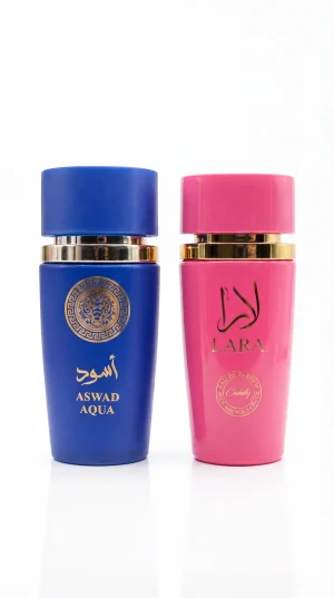 Aswad Aqua & Lara Candy – официално изображение Aswad Aqua и Lara Candy eau de parfum комплект от мъжки и дамски парфюм синя и розова бутилка на бял фон