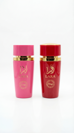 Lara Candy + Lara Rouge – официално изображение Lara Candy и Lara Rouge eau de parfum 2x100 ml комплект от два дамски парфюма с розова и червена бутилка на бял фон