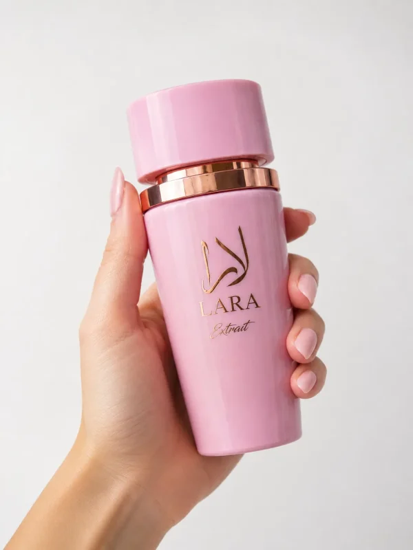 Lara Extrait Eau de Parfum 100 ml държан в ръка за реална представа за размера на флакона