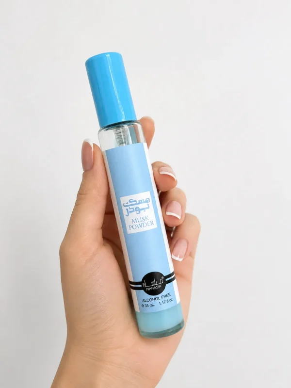 Musk Powder Eau de Parfum 35 ml, държан в дамска ръка за реална представа за компактния размер на флакона.