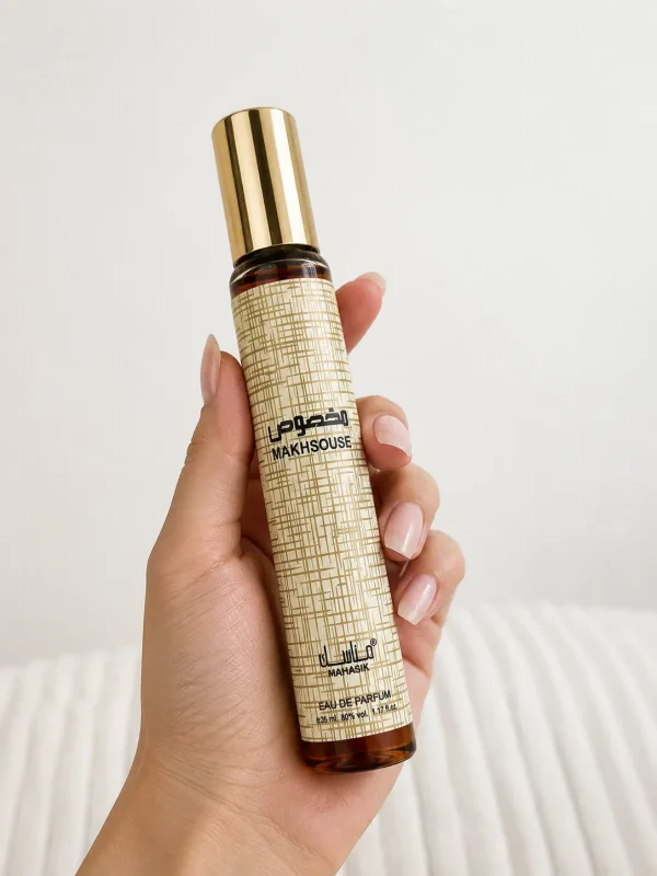 Компактен дамски аромат за всяка чанта Makhsouse Eau de Parfum 35 ml, държан в дамска ръка за реална представа за компактния размер на флакона.