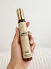Компактен дамски аромат за всяка чанта Makhsouse Eau de Parfum 35 ml, държан в дамска ръка за реална представа за компактния размер на флакона.