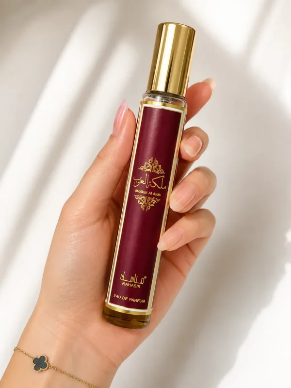 Malikat Al Arab Eau de Parfum 35 ml държан в ръка за реална представа за компактния размер на флакона.