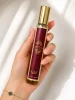 Malikat Al Arab Eau de Parfum 35 ml държан в ръка за реална представа за компактния размер на флакона.