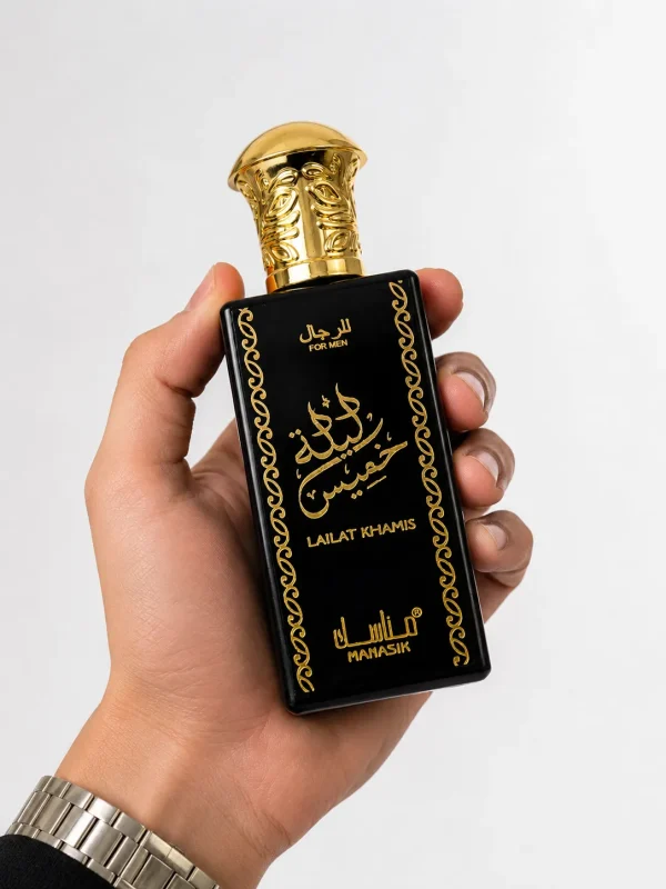 Компактен ориенталски флакон Lailat Khamis Eau de Parfum 50 ml държан в мъжка ръка за реална представа за компактния размер на флакона.