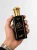 Компактен ориенталски флакон Lailat Khamis Eau de Parfum 50 ml държан в мъжка ръка за реална представа за компактния размер на флакона.