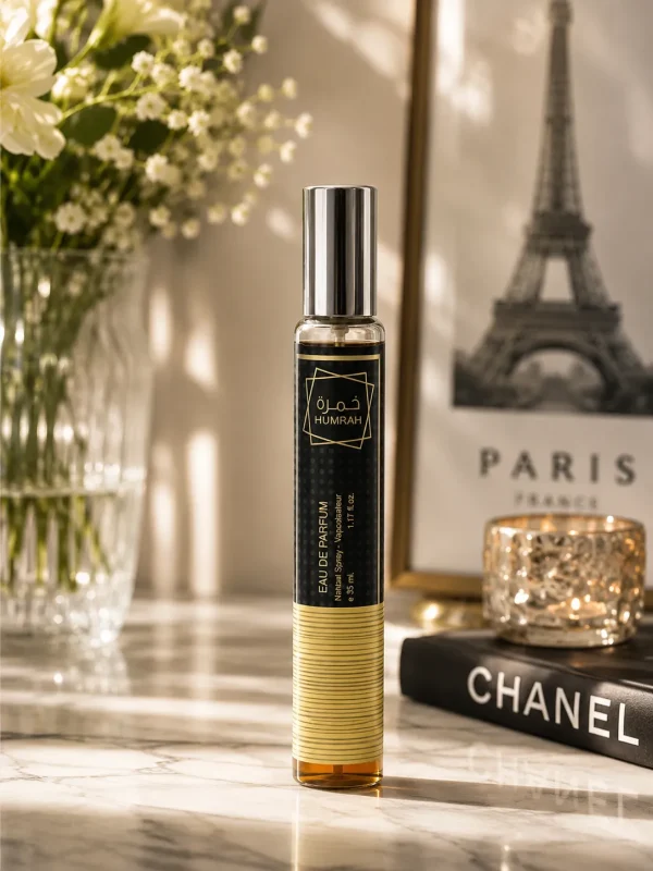 Ориентален акцент към визията Humrah Eau de Parfum 35 ml в стилна ориенталска обстановка с топли златисти акценти.