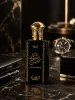 Създаден за уверените мъже Lailat Khamis Eau de Parfum 50 ml в елегантна мъжка обстановка с ориенталски акценти.