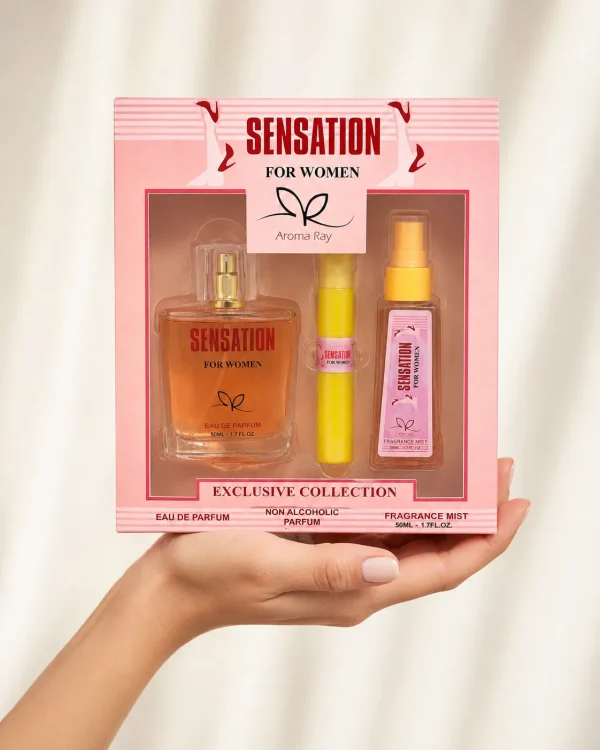 Aroma Ray Sensation For Women Комплект 3 части 50+15+50 ml, държан естествено в дамска ръка за представяне на реалния размер на кутията