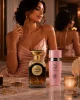 Lara Pink & Sahra вечерна елегантност Парфюмен комплект Lara Pink Eau de Parfum & Sahra Eau de Parfum 2 x 100 ml в изискана вечерна атмосфера с елегантна жена.