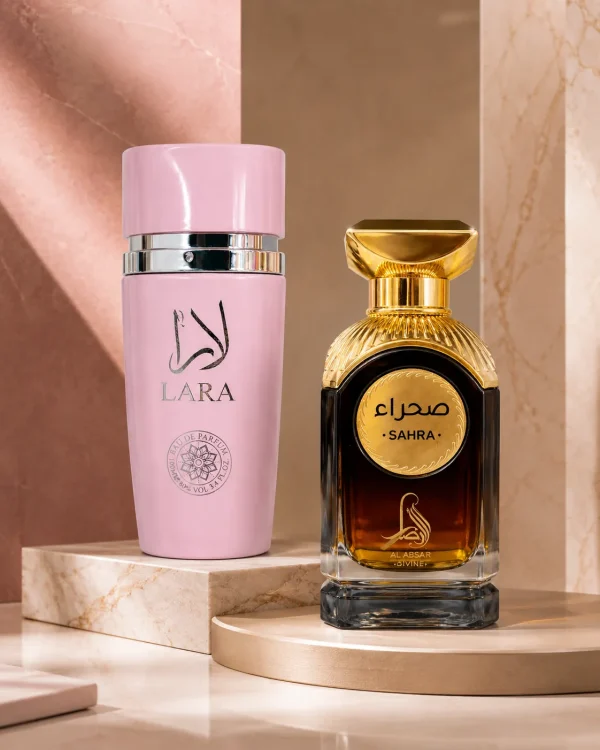 Lara Pink & Sahra продуктова визия Парфюмен комплект Lara Pink Eau de Parfum & Sahra Eau de Parfum 2 x 100 ml, представен върху декоративни подиуми в премиум интериор.