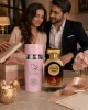 Lara Pink & Sahra романтичен подарък Парфюмен комплект Lara Pink Eau de Parfum & Sahra Eau de Parfum 2 x 100 ml в луксозна подаръчна сцена, подходящ за специален повод.
