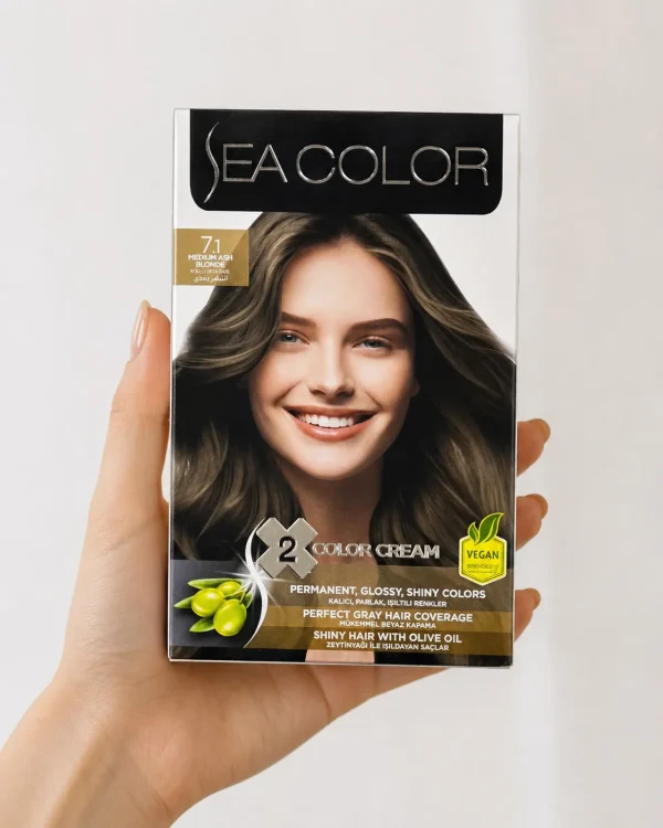 Sea Color 7.1 Medium Ash Blonde в ръка Sea Color 7.1 Medium Ash Blonde крем боя за коса, държана естествено в ръка