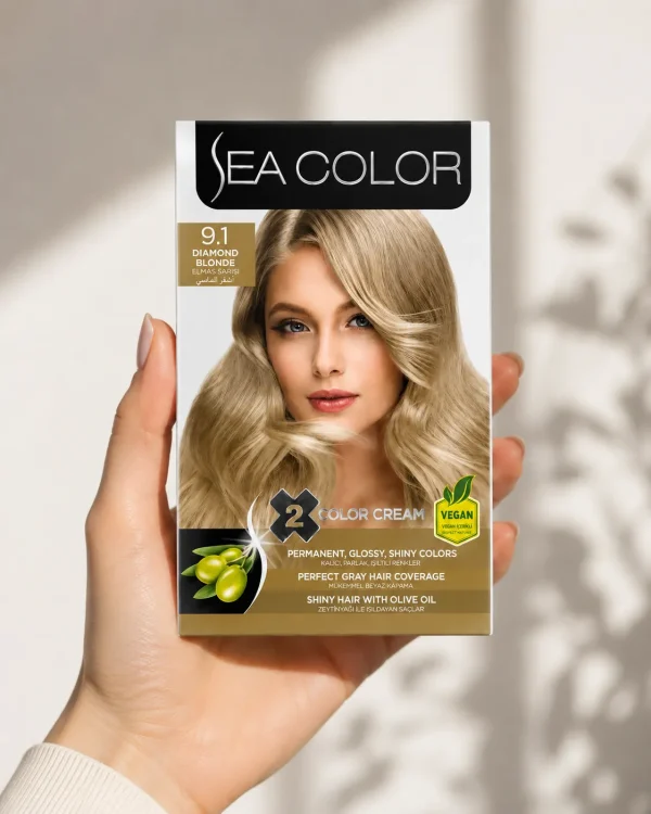 Sea Color 9.1 Diamond Blonde в ръка Sea Color 9.1 Diamond Blonde крем боя за коса, държана естествено в ръка