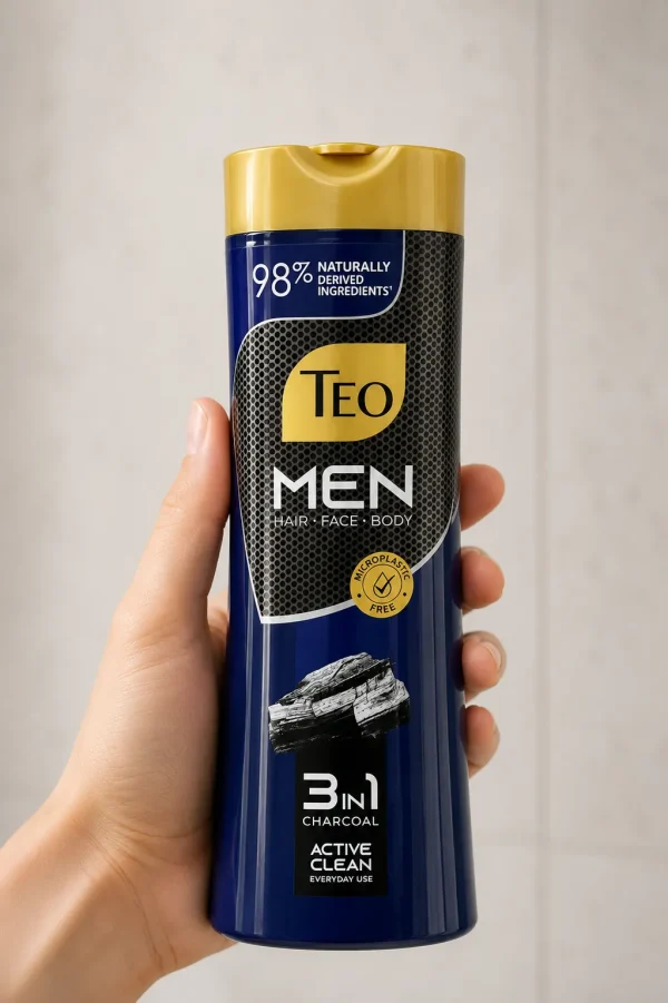 Teo Men 3in1 Charcoal в ръка Teo Men 3in1 Charcoal шампоан 350 ml в мъжка ръка