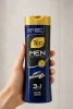 Teo Men 3in1 Charcoal в ръка Teo Men 3in1 Charcoal шампоан 350 ml в мъжка ръка