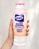 Milmil пяна за вана с йогурт и мляко 1000 ml, държана в женска ръка