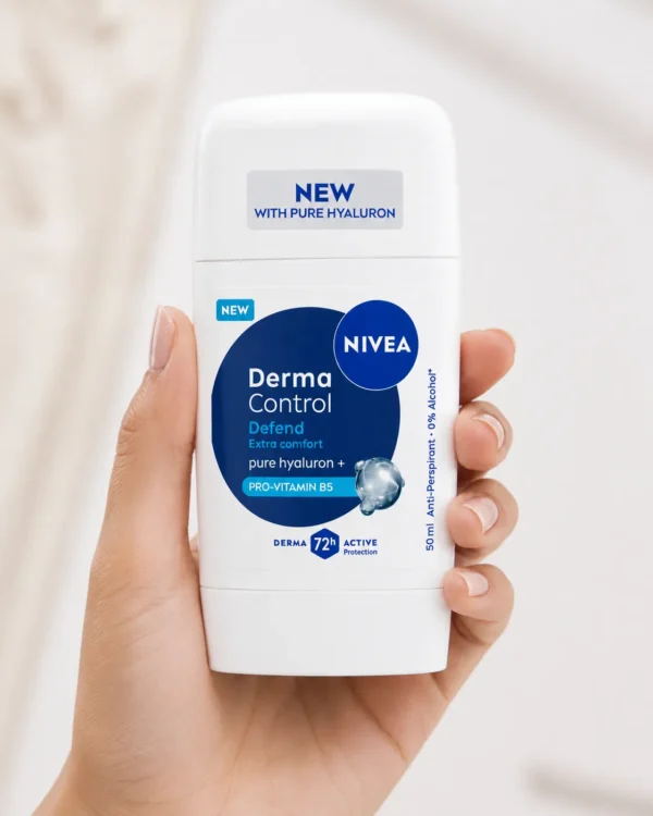 NIVEA Derma Control Defend Део Стик — в ръка NIVEA Derma Control Defend део стик, държан в ръка