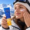 NIVEA Sun Alpin слънцезащитен крем за лице SPF 30 – lifestyle сцена с парфюма