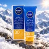 NIVEA Sun Alpin слънцезащитен крем за лице SPF 30 – флакон в атмосферна сцена