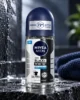 NIVEA MEN Black & White Invisible Fresh рол-он антиперспирант 50 ml – флакон в луксозна сцена