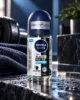 NIVEA MEN Black & White Invisible Fresh рол-он антиперспирант 50 ml – флакон в атмосферна сцена