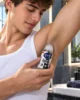 NIVEA MEN Black & White Invisible Original рол-он антиперспирант 50 ml – lifestyle сцена с парфюма NIVEA MEN Black & White Invisible Original рол-он антиперспирант 50 ml – lifestyle сцена с парфюма