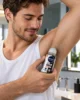 NIVEA MEN Black & White Invisible Ultimate Impact рол-он антиперспирант 50 ml – lifestyle сцена с парфюма NIVEA MEN Black & White Invisible Ultimate Impact рол-он антиперспирант 50 ml – lifestyle сцена с парфюма