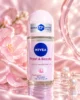 NIVEA Pearl & Beauty рол-он антиперспирант 50 ml – флакон в атмосферна сцена NIVEA Pearl & Beauty рол-он антиперспирант 50 ml – флакон в атмосферна сцена