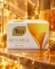 TEO Rich Milk Honey твърд сапун 90 g – флакон в атмосферна сцена TEO Rich Milk Honey твърд сапун 90 g – флакон в атмосферна сцена