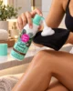 Palm Bay Self Tanning Foam Dark автобронзираща пяна 150 ml – lifestyle сцена с парфюма Palm Bay Self Tanning Foam Dark автобронзираща пяна 150 ml – lifestyle сцена с парфюма